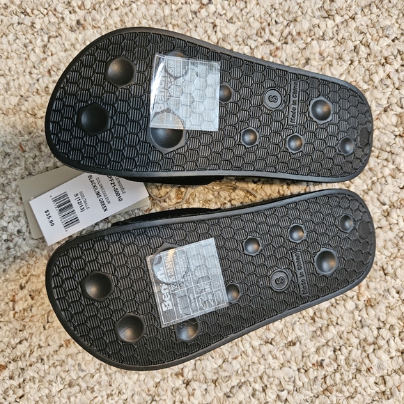 Bench kids sandals size 12/13 NWT - Picture 3 of 3